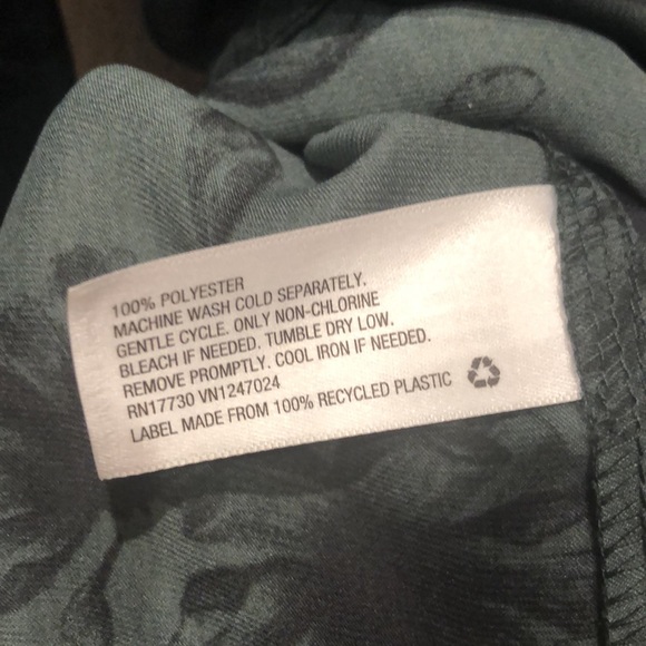 NWOT! Ava & Viv green/black floral v neck blouse - Picture 5 of 5